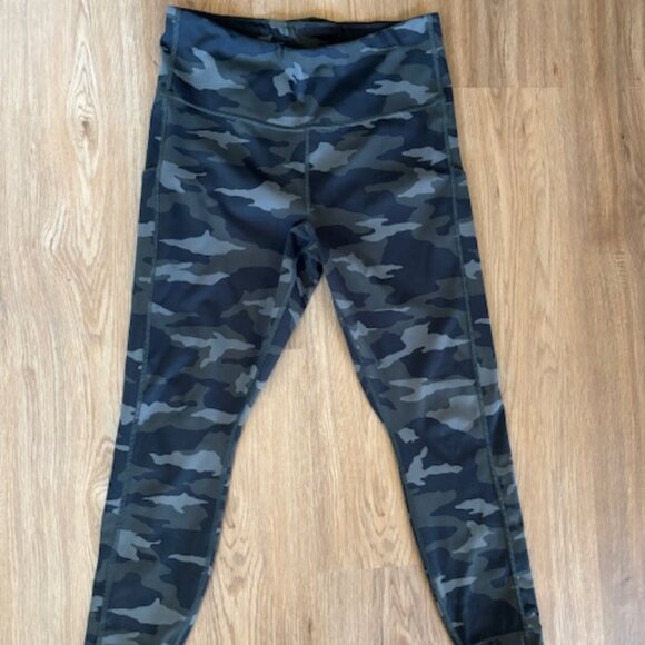 Athleta Ultimate Camo 7/8 Tight Stash Pocket NWOT Olive Camo Size MP - Picture 1 of 5